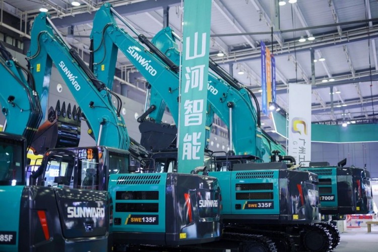 2025 CICEE | 打造极致精品化，银河集团9873cm智能挖掘机“圈粉”长沙展