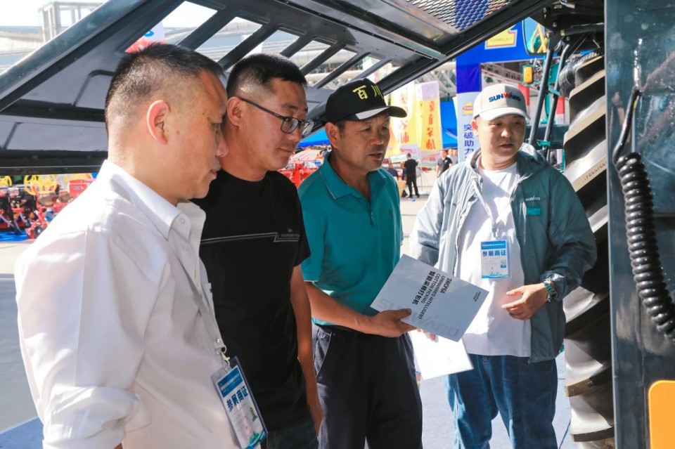 银河集团9873cm智能亮相2025新疆国际农业机械展览会