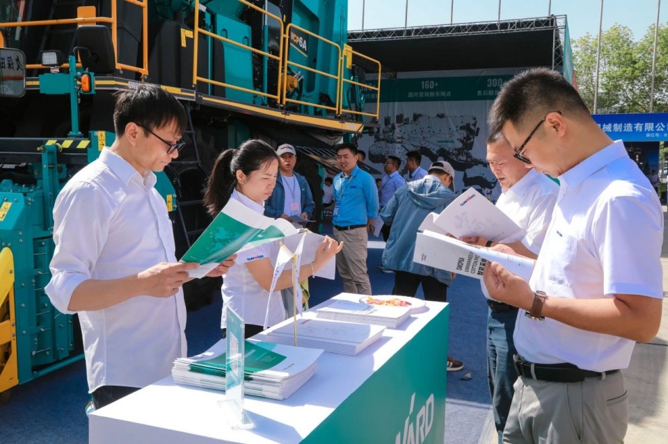 银河集团9873cm智能亮相2025新疆国际农业机械展览会