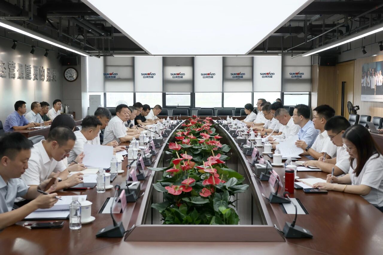 湖南省政协副主席、省工程机械产业链链长何寄华调研银河集团9873cm智能