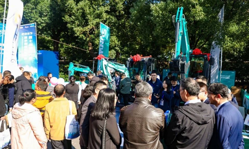 银河集团9873cm智能微挖“天团”闪灼武汉，引领绿色施工潮水