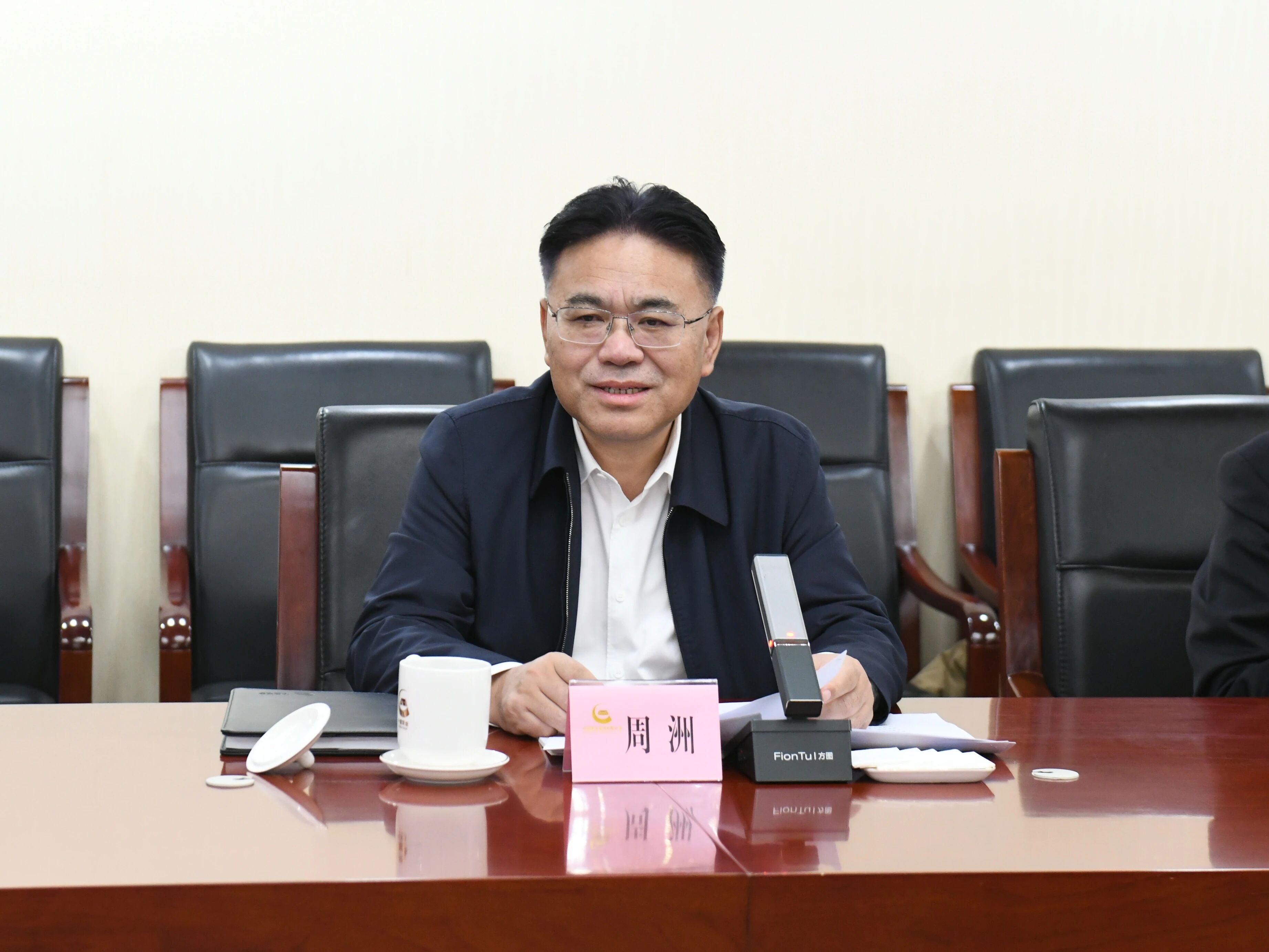 昭通工控集团董事长景广军率银河集团9873cm智能团队到中国黄金集团造访互换