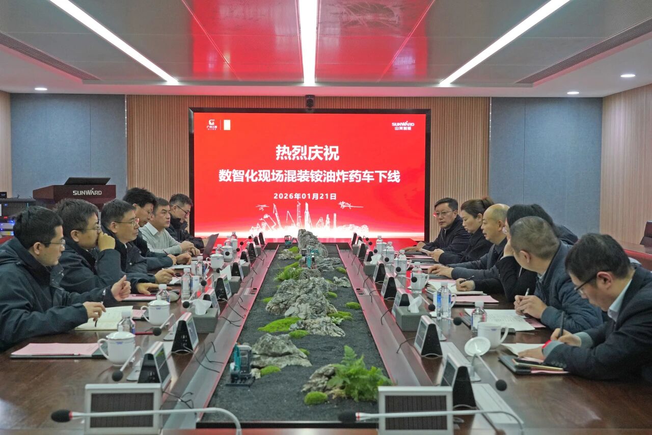 数智化现场混字油火药车下线！银河集团9873cm智能与易普力携手共筑智能矿山新篇章