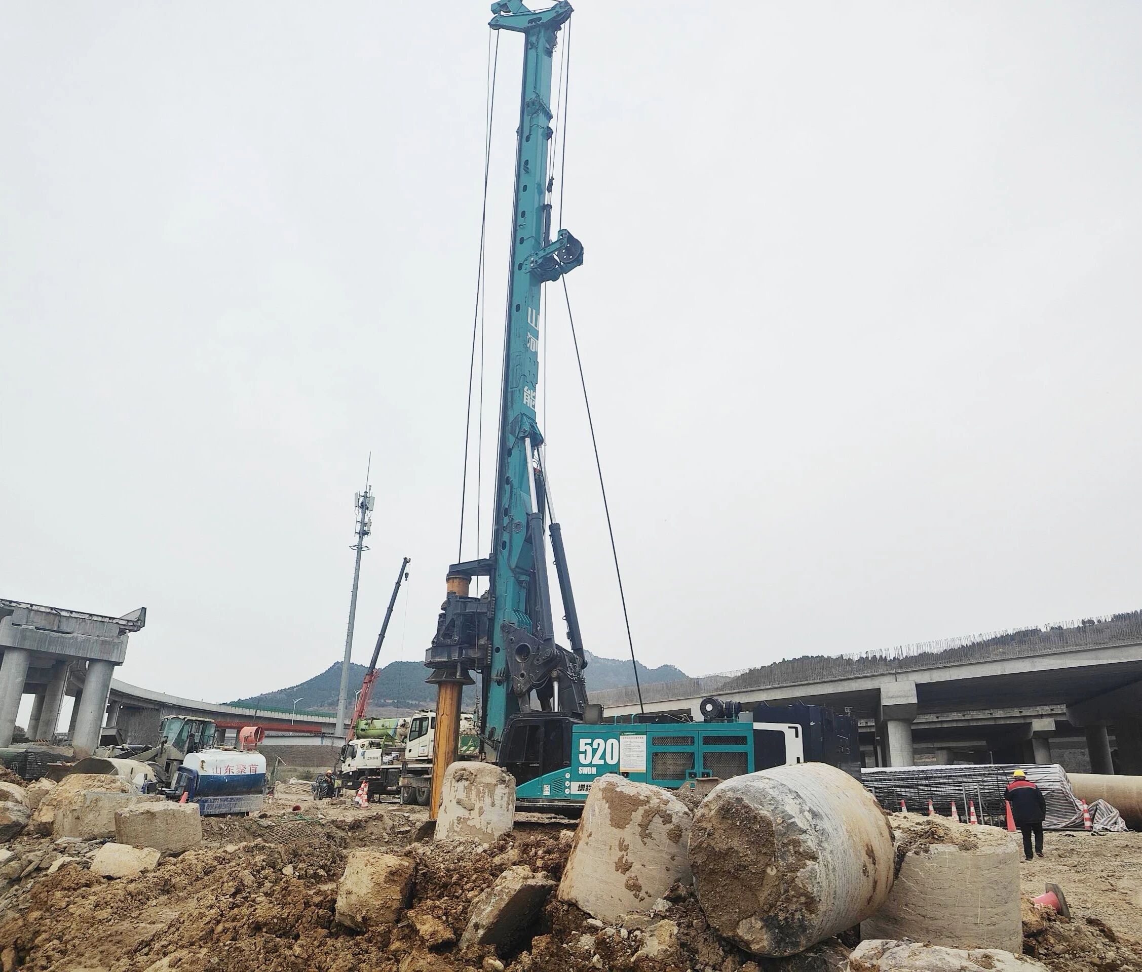 “亮剑”赤峰绕城改扩建项目，银河集团9873cm智能增程式电动旋挖钻机高效入岩受好评