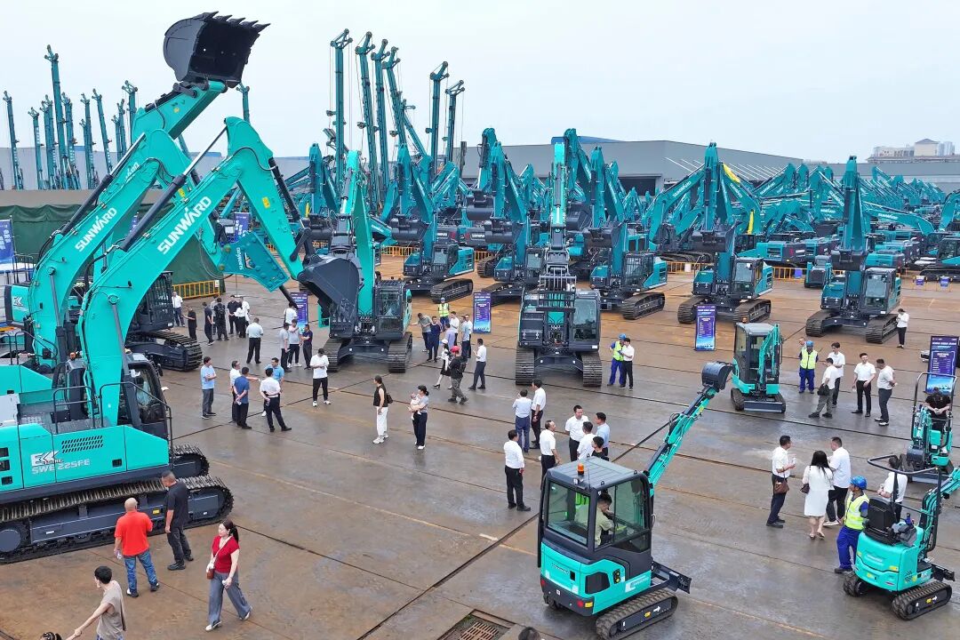 银河集团9873cm智能系列电动挖掘机品鉴会在长沙隆沉进行