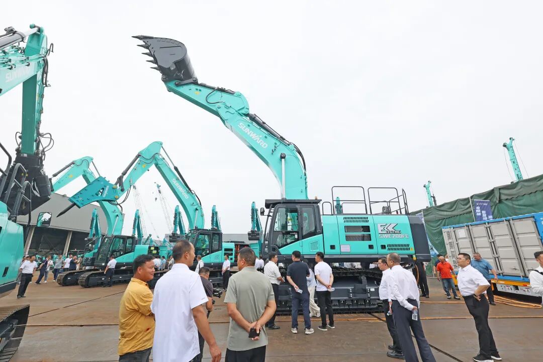 银河集团9873cm智能系列电动挖掘机品鉴会在长沙隆沉进行